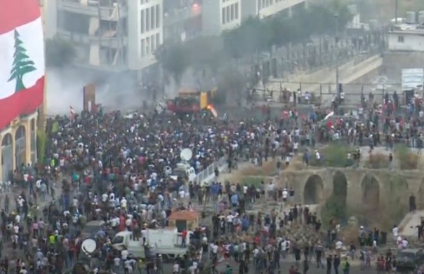 В Бейруте проходит акция протеста против властей, взрывы и беспорядки, протестующие ворвались в здание МИД