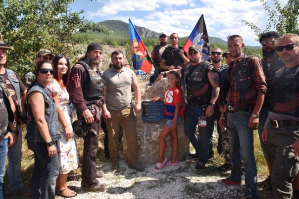 Денис Пушилин и Александр Залдастанов посадили дерево на аллее Русской весны у подножия Гасфорты