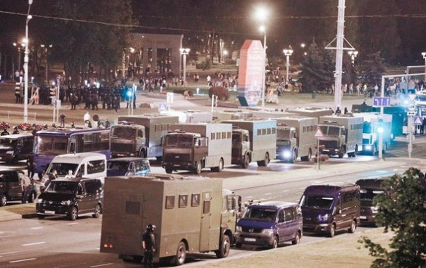 В центре Минска начались стычки, силовики начали применять резиновые пули. В Бресте начались стычки, ОМОН использует светошумовые шашки