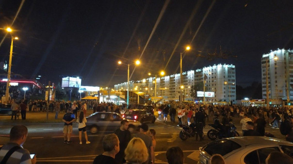 В Минске протестующие начали кидать в ОМОН "коктейли Молотова". Звучат взрывы