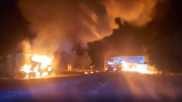 Момент смертельной аварии с тремя грузовиками в попал на видео