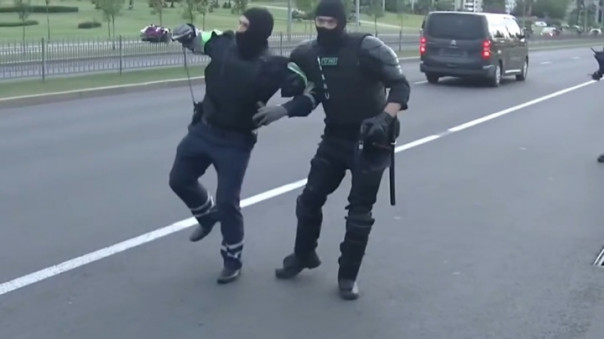 Протестующие сбили двух сотрудников ГАИ в Минске и Барановичах