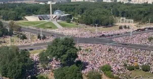 На митинг в Минске вышли десятки тысяч людей против Лукашенко, акции прошли по всем городам Белоруссии
