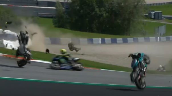 Страшная авария на MotoGP едва не унесла жизнь девятикратного чемпиона мира Росси. Видео