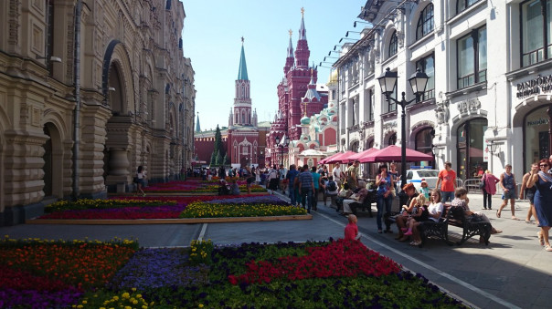 Почти 900 млрд рублей заработали столичные предприятия торговли и услуг за июль