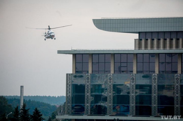 В Минске рядом с президентским дворцом сел вертолет