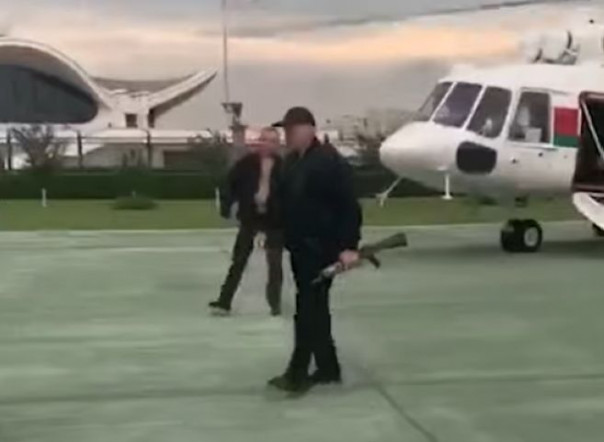 Лукашенко с оружием в руках прибыл к Дворцу независимости