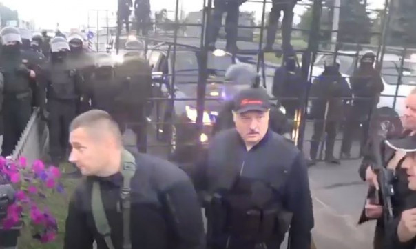 «Вы красавцы!» — Лукашенко поблагодарил силовиков и пообещал разобраться с противниками