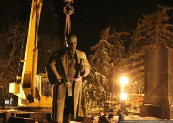 Львовский журналист Остап Дроздов принялся учить белорусов, как правильно нужно протестовать. По его мнению, без демонтажа памятников Ленину нет смысла в протестах