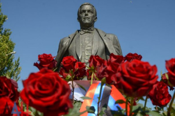 "На песнях Иосифа Давыдовича Кобзона выросли поколения". В Донецке почтили память в годовщину смерти великого земляка