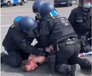 Канцлер осуждает… Чудесное из Берлина
