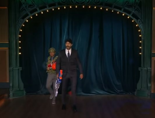 Ургант в эфире Первого канала спародировал Лукашенко с автоматом