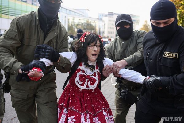 Девочки и бабушки провели в Минске "блестящий марш". Буйных силовики "упаковали" (видео дня)