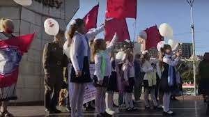 День мира в Киеве: дети, красные знамена и песня «Прекрасное далеко»