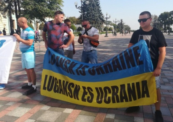 День знаний по-украински: в Киеве АТОшники требовали статус «жертв агрессии РФ», а полуголые девушки — круглосуточные рестораны