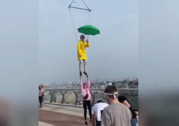 Верещук перевоплотилась в Мэри Поппинс: Кандидата в мэры Киева подвесили над «мостом Кличко»