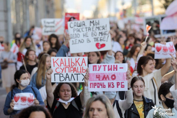 На Беломайдане появились лесбиянки, флаги Украины и оскорбления в адрес Путина