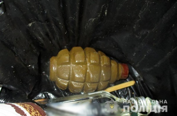 В Запорожье пьяный мужчина пришел в кафе с гранатой | В Днепре мужчина бросил гранату в дом, есть пострадавшие