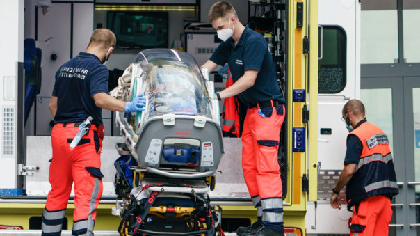 ФРГ: Навальному спасли жизнь омские врачи и пилот самолета