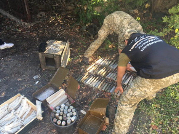 В Донбассе в заброшенном доме пограничники нашли херойский схрон с боеприпасами