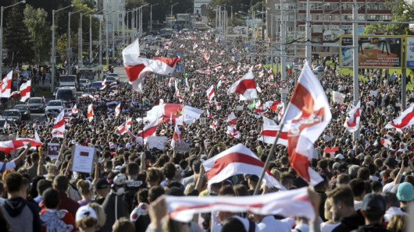 Минские протестующие строят баррикады, брестских разгоняют водометы