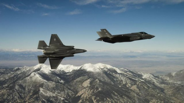 "Такого еще не было": зачем США перебрасывают ударную авиацию на Аляску