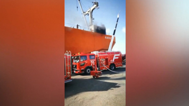 В японском порту загорелось судно с российским экипажем
