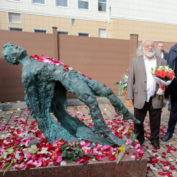 Создатель неоднозначного памятника Есенину пожинает плоды развернувшейся дискуссии