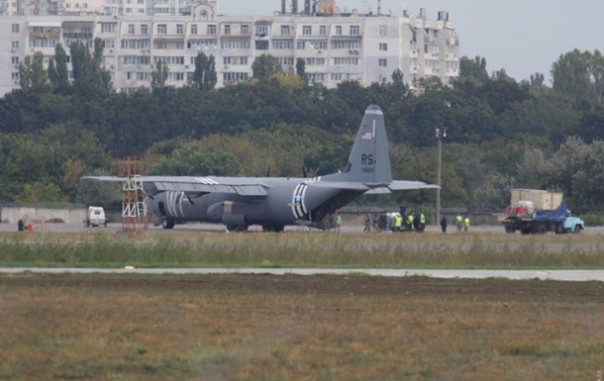 В Одессе аварийно сел военный самолет США