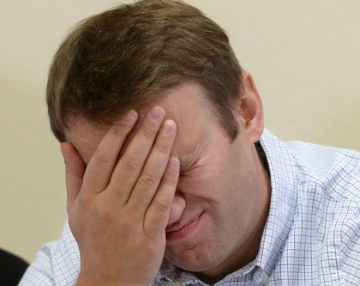 Квартира Навального арестована за долги, ждем его самого с протянутой рукой