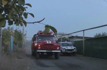 Сотрудник МЧС пострадал при пожаре в Горловке. Один дом сгорел, три повреждены