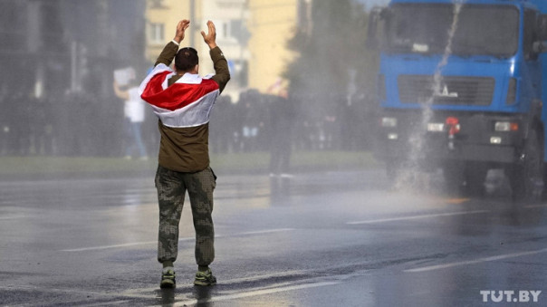 Против участников акции в Белоруссии применили газ и водометы, задержали журналистов