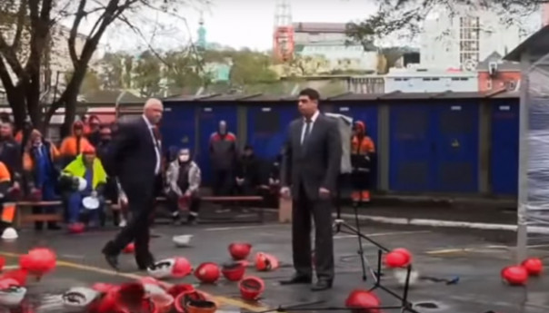 Во Владивостоке рабочие закидали касками главу FESCO