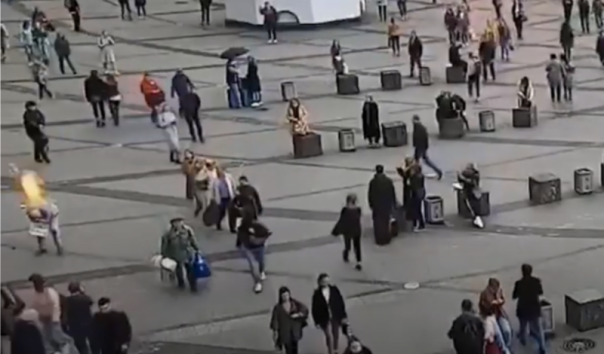 «Ко дню рождения Путина». Мужчина поджег себя в центре Петербурга
