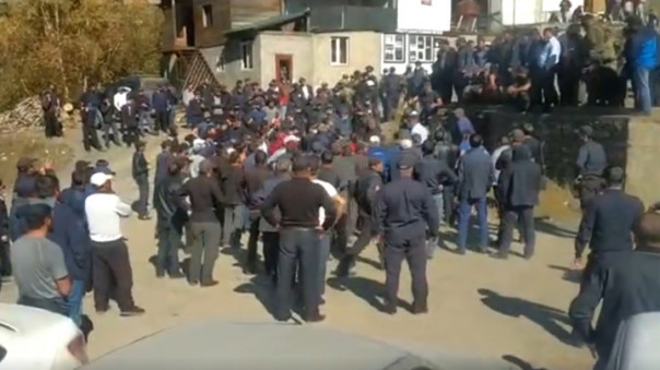 Сотни жителей Дагестана закидали камнями здание районной администрации