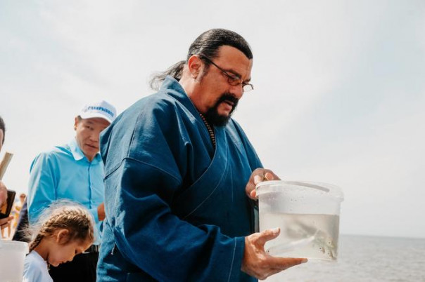 Путин поблагодарил Сигала за участие в восстановлении популяции омуля