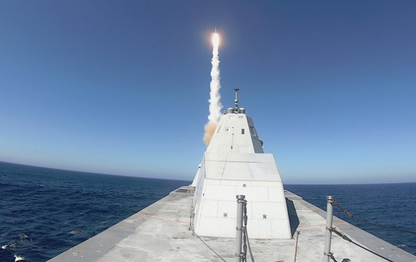 Плавающий утюг Zumwalt впервые провел стрельбы