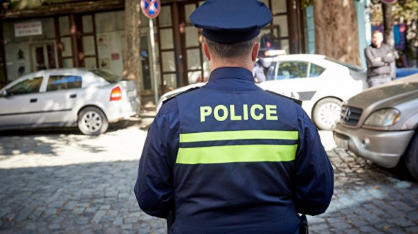 В Грузии мужчина с автоматом захватил отделение банка