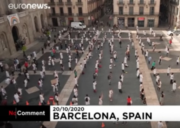 В Испании медики разделись на акции протеста