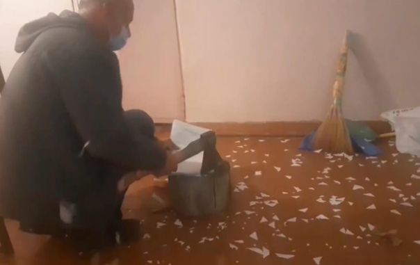 В Днепропетровской области неиспользованные бюллетени изрубили топором