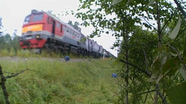 Машинист с помощником на ходу передали полтонны ворованного топлива. Видео