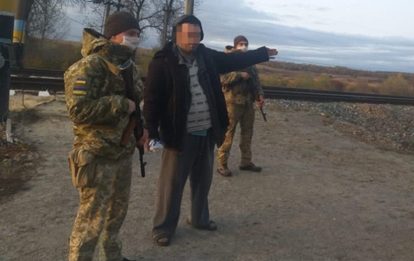 Пьяный украинец в шлепанцах пытался попасть в Россию мимо пункта пропуска