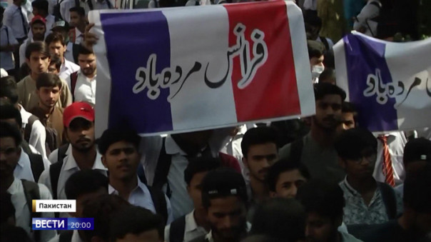 Исламский мир сжигает французские флаги и портреты Макрона