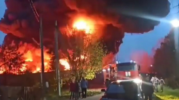 В Подмосковье горит склад с пластиком. Видео