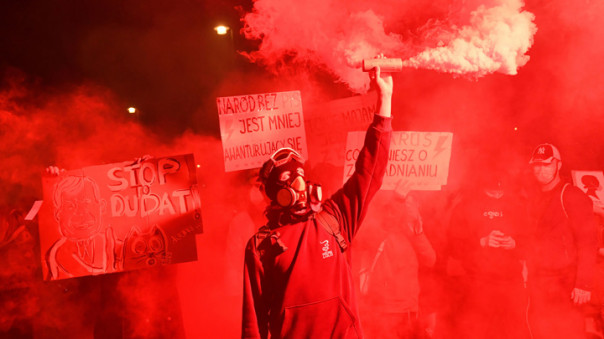 Протесты в Польше: манифестанты отступать не собираются, к разгону демонстрантов подключились националисты
