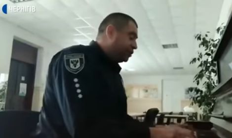 Поющего участкового из Украины проверили на вменяемость - видео