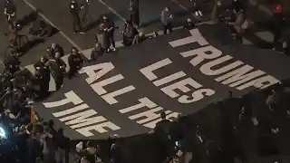 В США уличные протесты переросли в столкновения с полицией