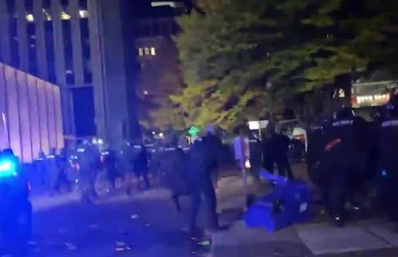 Гудбай, Америка? Беспорядки, поджоги и грабежи