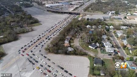 По 12 часов проводят американцы в очереди за бесплатной едой в Техасе