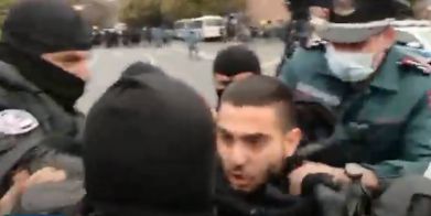 В Ереване протестующие требуют отставки Пашиняна, полиция проводит задержания